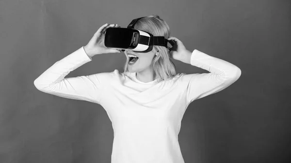 가상 현실 비전을 보는 여성. 가상 현실 헤드셋을 가진 여자입니다. 가상 현실의 안경을 가진 여자. VR 비전. — 스톡 사진