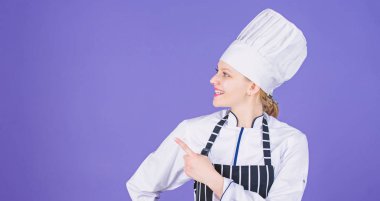 Sana yüksek sınıf aşçılık gösterisi yapacak. Şehvetli aşçı işaret ve uzağa bakıyor. Mutfak Akademisi 'nde yemek dersine davet edilen güzel Şef. Yemek pişirirken Usta sınıf. Süper sınıf, kopya alanı shes