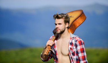 Muse'u bulmak için. Doğayla birleşmiş. İlham arayan müzisyen. Wanderlust kavramı. İlham verici doğa. Yaz tatili. Rüya gibi bir gezgin. Huzurlu bir ruh hali. Gitarile Adam doğa düşünmek