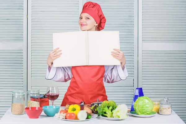 Amatör kock Läs bok recept. Flicka lära dig recept. Boka av den berömda kocken. Förbättra matlagning skicklighet. Bok recept. Enligt receptet. Bra kulinariska bok. Kvinna kock Matlagning mat. Kulinariskt koncept — Stockfoto
