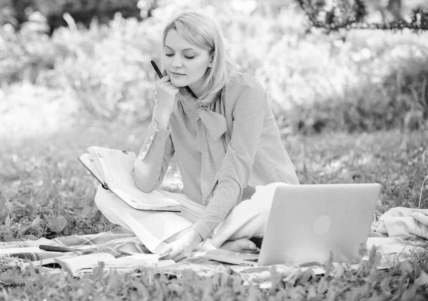 Kvinna med laptop sitta gräs äng. Business Lady frilansarbete utomhus. Frilans karriär koncept. Guide starta frilans karriär. Bli framgångsrik frilansare. Hantera affärer utomhus — Stockfoto