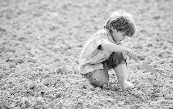 Agricultura y agricultura. Un niño pequeño plantando una flor. la vida ecológica. Concepto de cultivo. Día de la Tierra. nueva vida. granja de verano. niño jardinero feliz. trabajador botánico. Primavera. Me encanta trabajar con plantas —  Fotos de Stock