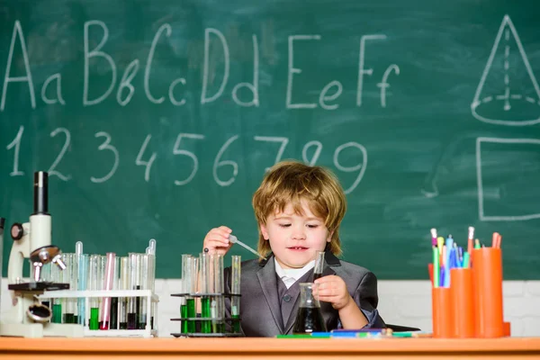 Kunskaps dag. Kid studie bio Logi kemi. Grundläggande kunskap grundskoleutbildning. Utbildnings experiment. Pojke Mikroskop och provrör skolan klassrummet. Kunskaps koncept. Fascinerande ämne — Stockfoto