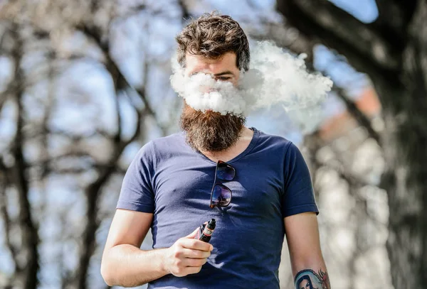 Brodaty mężczyzna palenia Vape. Palenie papierosów elektronicznych. Człowiek długa broda zrelaksowany z nałogu palenia. Człowiek z brodą i wąsy wydech dymu. Białe chmury aromatyzowane dymu. Koncepcja ukojenia — Zdjęcie stockowe