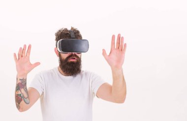 Beyaz arka planda izole bir sanal gerçeklik kulaklık kullanarak hayran bir adamın portresi. Sanal gözlükteki bir kişi Oda alanında uçar. VR gerçeklik.