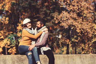 Erkek ve kadın ile sonbahar ağaçlar arka plan üzerinde neşeli yüzler