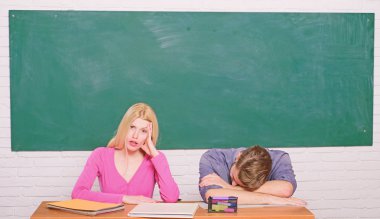 Okul müfredat. Öğrenci hayatı. Ders ve yazı tahtası. Öğretmenler günü. Erkek ve kadın sınıfta birkaç. Evde eğitim. Modern okul. Bilgi gün. Okula dönüş. yorgun çift