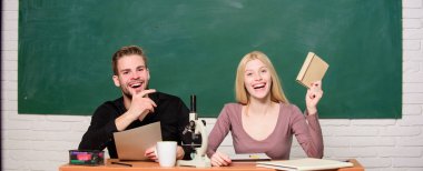 Modern eğitim. Üniversitede eğleniyor. Kaygısız öğrenciler. Üniversitede vakit geçiriyorum. Adam ve kız sınıf oturup. Üniversitede veya üniversitede okumak. Arkadaşlar üniversite okuyan öğrenciler. Kolej eğlencesi