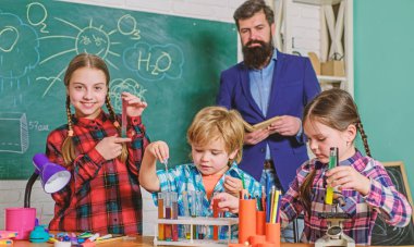 Okul kimya laboratuvarı. Okula geri dön. Bilim ve eğitim. Kimya laboratuvarı. mutlu çocuk öğretmen. Laboratuvar Araştırması - Kimyasal test için bilimsel proje. parlak bilimsel zihin