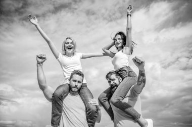 Arkadaşlar eğlenmeye açık hava festivali yaz. Kadın ve erkek Müzik Festivali tadını çıkarın. Ünlü Festivali tatil sırasında ziyaret edin. Mutluluk ve sevinç. Rock Müzik Festivali. Özgürlük hissediyorum. Neşeli çiftler dans