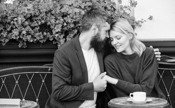 Leven samen. vrouw en man met baard Ontspan in café. Brute bebaarde hipster en meisje drinken koffie. Koffie in de ochtend. Paar verliefd op. Eerste ontmoeting van meisje en volwassen man. Alles samen doen — Stockfoto