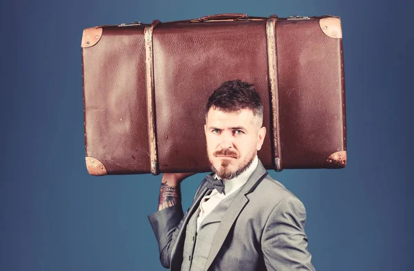 Ağır çanta. Olgun gezgin. Resmi takım elbiseli sakallı adam. Antika çantalı şık bir esthete. Papyonlu iş adamı. Retro bavullu bir iş gezisi. Zarafet ve tarz. Moda ve yakışıklı