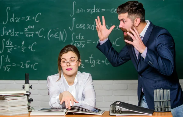 Un hombre infeliz comunicándose. Director de la escuela hablando de castigo. Situación de conflicto. Conflicto escolar. Profesor exigente. Maestro estricto hombre barbudo serio teniendo conflicto con estudiante chica — Foto de Stock