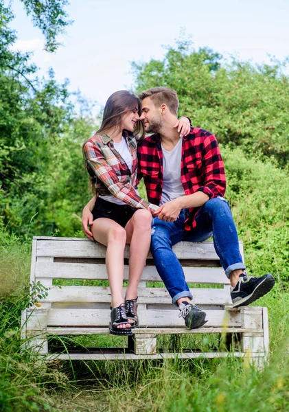 Encontro romântico no parque. Um casal apaixonado senta-se no banco. Férias. Desfrutando de um bom fim de semana juntos. A juventude anda por aí. Namorado e namorada apaixonados. Conceito de amor e romance. Fim de semana familiar — Fotografia de Stock