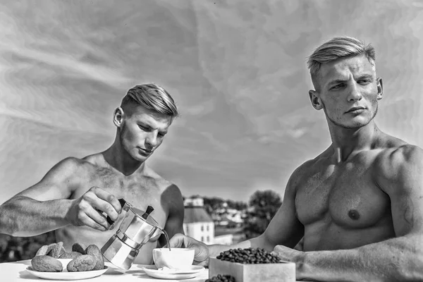 Sexy torso aantrekkelijke ober. Gespierde atleet bodybuilder drinkt koffie. Sterke spieren benadrukken mannelijke seksualiteit. Mannen gespierde tweeling naakt romp houden kopje koffie lucht achtergrond — Stockfoto