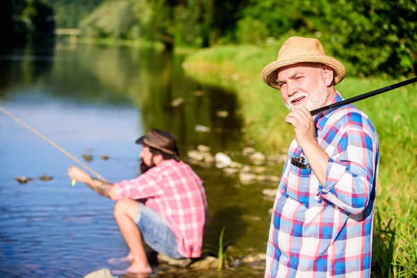 Les braconniers pêchent. Le caviar du marché noir. Caviar de chasse illégal. Braconnage et permis de pêche. Extrait les œufs de l'esturgeon capturé rivière. Piège à poissons. Hommes assis au bord de la rivière avec des équipements de pêche — Photo