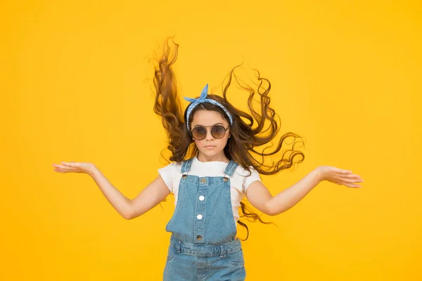 Geniet van het gemak. Zomer trend. Kleine Fashionista. Schattige kleine Kid mode meisje. Zomer vakantie concept. Meisje lang krullend haar zonnebril gebonden hoofddoek. Kids kledingboetiek. Zomer accessoires — Stockfoto