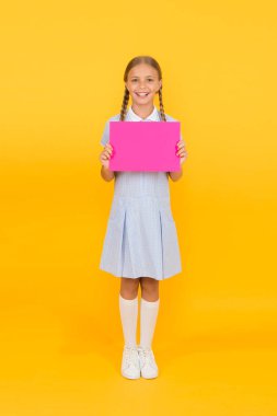 Bilgi. kız boş pembe kağıt tutun. çocuklar için ansiklopedi kitap. küçük kız edebiyat seviyorum. eski okul. kopya alanı. retro üniformalı mutlu küçük kız. vintage çocuk moda. okula geri dön