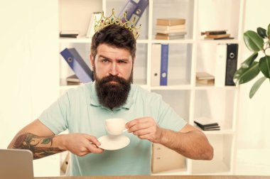 Adam Yöneticisi işadamı girişimci aşınma başında altın taç sakallı. Rahat üst yönetici kahve içme. Onun zafer zevk emin patron. Office kralı. Bölüm Başkanı. Baş ofis kavramı