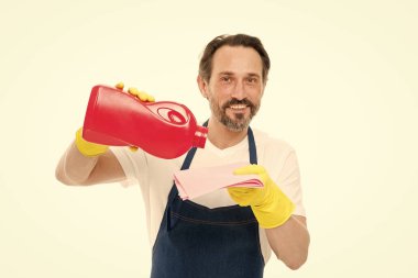 Bugün yıkanan bir gün. Temizlik adam silecek üzerinde yıkama jeli dökme. Koruyucu lastik yıkama eldiveni giyen ev işçisi. Olgun adam onun yıkama veya aklama yapıyor