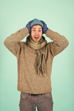 Şapka ve eşarp olarak örülmüş aksesuarlar. Kış modası örgü giysiler. Şapka eldivenleri ve eşarp kış modası. Adam örülmüş turkuaz aksesuar giyiyor. Kış aksesuarları kavramı