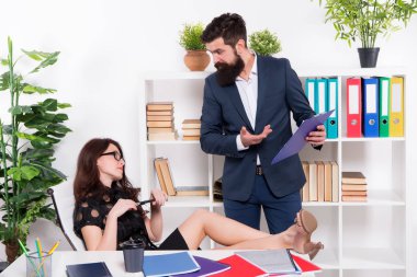 Kız patron. Tembel seksi sekreter kayıtsız. Menajer iş raporları tatsız sonuçlar veriyor. Sakin olun. Stres direnci konsepti. Dinlenememek, rahatlamak ya da hayal kırıklığına uğramak. Ofis stresi İşte stres.