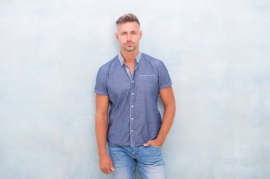 Duruş konsepti. Duruşun zihinsel ve fiziksel sağlık üzerinde büyük bir etkisi vardır. Sıradan giyinmiş yakışıklı olgun bir adam. Günlük kıyafetler giyen kendine güvenen bir adam. İyi vücut duruşu kendinden emin olduğunu gösterir.