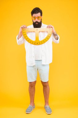 Okula ve matematiğe geri dönelim. Okul öğretmeni sarı arka planda ölçüm aletleri tutuyor. Sakallı adam okul dersi için protractor hazırlanıyor. Okulda öğrenme veya öğretme boyutu