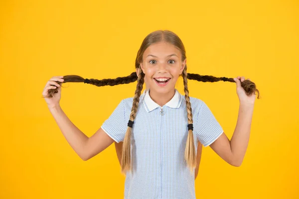 Szczęścia w dzieciństwie. małe dziewczynki w mundurze szkolnym. wygląd retro. dzieci w stylu Vintage grać z warkoczami. w starej szkole. Kid moda włosy. szczęśliwych przyjaciół na żółtym tle. piękno mody — Zdjęcie stockowe