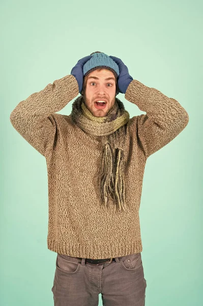 帽子とスカーフとしてニットアクセサリー。冬のファッションニットの服。男は帽子の手袋とスカーフ冬のファッションを編んだ。男はニットアクセサリーターコイズの背景を身に着けている。冬のアクセサリーコンセプト — ストック写真