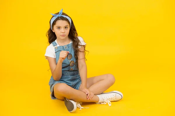 Mode accessoires. Zomer outfit concept. Meisje lang krullend haar zitten ontspannen. Zorgeloze gelukkige kindertijd. Moderne kleding voor tiener. Mode trend. Kleine Fashionista. Schattige kleine Kid Fashion Girl — Stockfoto