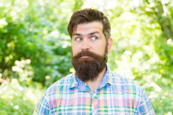 Lenhador bonito. Barba de homem e bigode na floresta de verão. Conceito de férias de verão. Homem barbudo hipster verde árvores fundo. Caminhada e viagem. O tipo relaxa na natureza de verão. Unidos com o meio ambiente — Fotografia de Stock