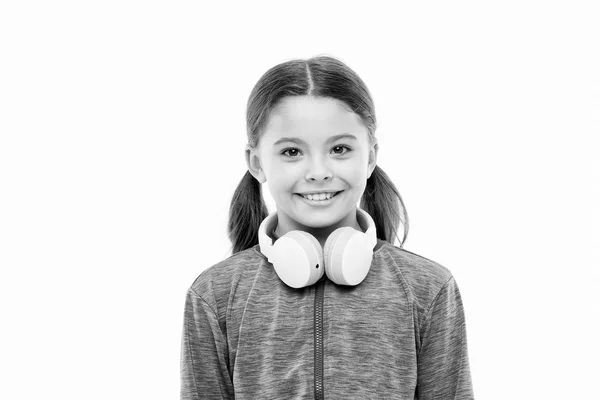 Bequeme Kopfhörer für bequemen Hörkomfort. Kleines Mädchen mit Kopfhörern auf weißem Hintergrund. Kleines Kind mit drahtlosen Sportkopfhörern. Nettes Kind genießt über Ohr-Stereo-Kopfhörer — Stockfoto