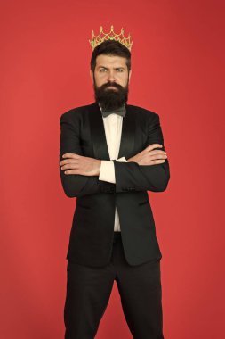 Formal giyim erkek moda büyük patron için. Büyük patron smokin ve papyon sakallı. Egoist. Smokin ve taç iş adamı. Büyük patron. Resmi olay. Kral tacı. Takım elbiseli adam damat. Kendine güvenen büyük patron