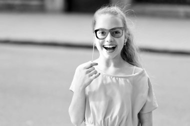 Fotoğraf kabini sahne ile eğlenmek için güzel bir gün. Mutluluk sevinç ve eğlenceli kavram. Çocuk uzun saç mutlu gülümseme yüz. Yaz tatilleri. Eğlence ve mizah. Kız kaygısız çocuk eğleniyor. Uluslararası çocuk günü