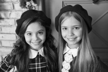 Soylu kadın kavramı. Kızlar küçük çocuklar şapkalı poz yüzü gülen Fransız. Nasıl Fransız bere giyiyor. Bere tarzı ilham. Nasıl bere gibi kız moda giyim. Erkek için şık bere aksesuar