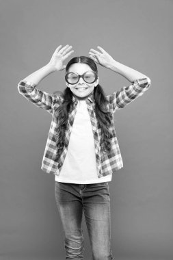 Güneş gözlüğü aksesuarı. Kız gözlük takıyor. Optik ve görme tedavisi. Etkili egzersiz gözleri yakınlaşıyor. Görme yetisiyle mutlu bir çocuk. Görme ve göz sağlığı. Görme yetisini geliştir