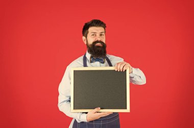 Bar reklam. Hipster barmen show blackboard Kopyala yer. Hipster Restoran personeli. Hakkında bilgi veren hippi. Adam barmen veya aşçı önlüğü tutun boş kara tahta sakallı. Açık pozisyonlar kavramı