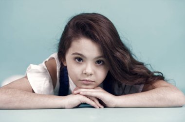 Çok güzel yüz cilt üzerinde mavi arka plan ile küçük modeli