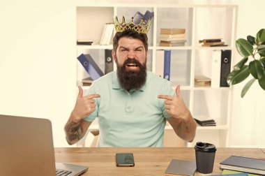 Ben en iyisiyim. Üstünlük ve kendine güven. Office kralı. İş yerinde, ciddi patron. Agresif patron size bağıran. Bana saygı. Altın taç adam kibirli kaba patronuyla ofiste oturmak