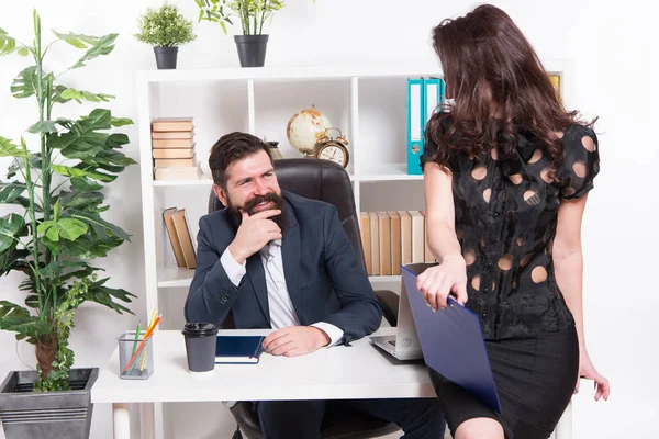 Geliefd door zijn medewerker. Sexy administratief medewerker en werkgever. Schattige vrouw werknemer zittend op Desktop terwijl man kijken naar haar. Professionele vrouwelijke medewerker op Workplace against zakenman — Stockfoto