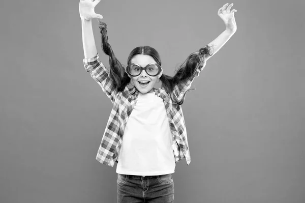 Proteção ultravioleta crucial enquanto polarização mais preferência. Óptica e visão. Criança feliz boa visão. Um acessório de verão. Visão e saúde ocular. Melhore a visão. Menina usar óculos — Fotografia de Stock