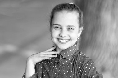 Mutluluk sevinç ve eğlenceli kavram. Bütün gün gülüyordu. Çocuk uzun saç mutlu gülümseme yüz. Yaz tatilleri. Mutlu günler. En iyi aksesuarıma gülümse. Kız kaygısız çocuk. Gülümseme ona yakışıyor. Uluslararası çocuk günü