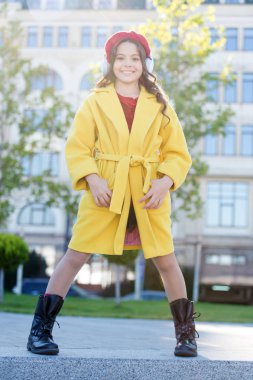 Cankurtaran halatım. Online eğitim. Müzik aşığı. Kitap teknolojisi. Fransız bereli neşeli Paris 'li kız. Sonbahar modası. Okul sonbahar sezonu. Küçük kız, sesli kitabı dinle. Kulaklık takan küçük kız.