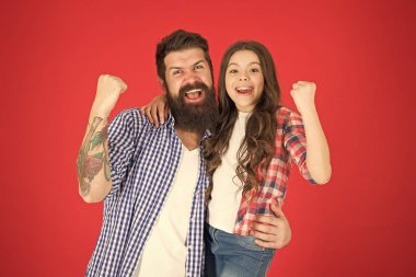 Başarılı takım. Adam baba ve sevimli küçük kız kız kırmızı zemin üzerine sakallı. Babalar Günü'nü kutluyorlar. Aile değerleri kavramı. Aile bağları. Dostluk ilişkileri. Babası hippi ve kızı