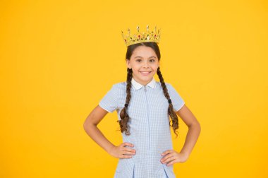 Lüks sınıfa katılın. Eğitimde başarılı olun. Başarıyı kutluyoruz. Mutlu kız öğrenci başarının altın taç sembolü giymek. Başarı ve saygı. Küçük prenses. Okul çocuklarına motivasyon ödülü