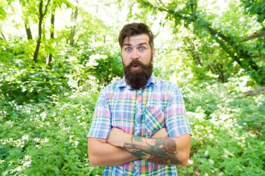 Her zaman şık bir şekilde. Doğal manzara üzerinde sürpriz hipster Moda bakmak. Modamodel kollarını tutmak yaz açık geçti. Şık kıyafetli sakallı adam