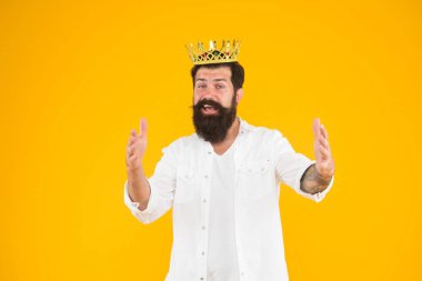 Kral tacı. Egoist bencil adam. Beyaz elbiseli sakallı adam. Kendini öneme sahip bir his. Sorumluluk kral olmak. Yakışıklı sakallı kral. Üstünlük kompleksi. Narsist biri. Kendini sev