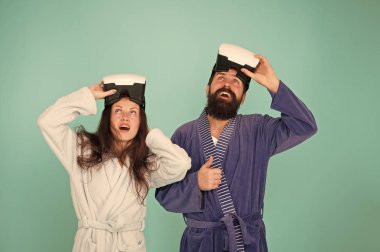 AR ve Bay aygıt. Aile sevgisi. İki aşık. Mutlu aile vr gözlük. Sakallı erkek ve kadın. Sanal gerçeklik. Bay gerçeklik. ar gerçekte kaç. Bay gözlük ailesi için. AR teknoloji. Bu iyidir