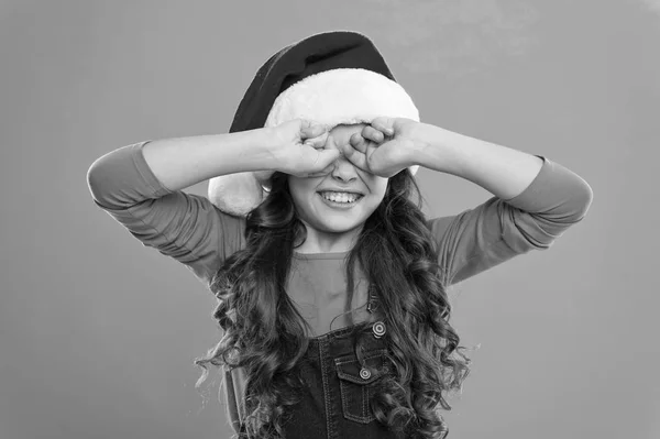 Boas férias de inverno. Menina pequena. Presente para o Natal. Infância. Festa de Ano Novo. Miúdo do Pai Natal. Compras de Natal. Criança em Papai Noel. O Natal chegou. Capturar um momento feliz — Fotografia de Stock